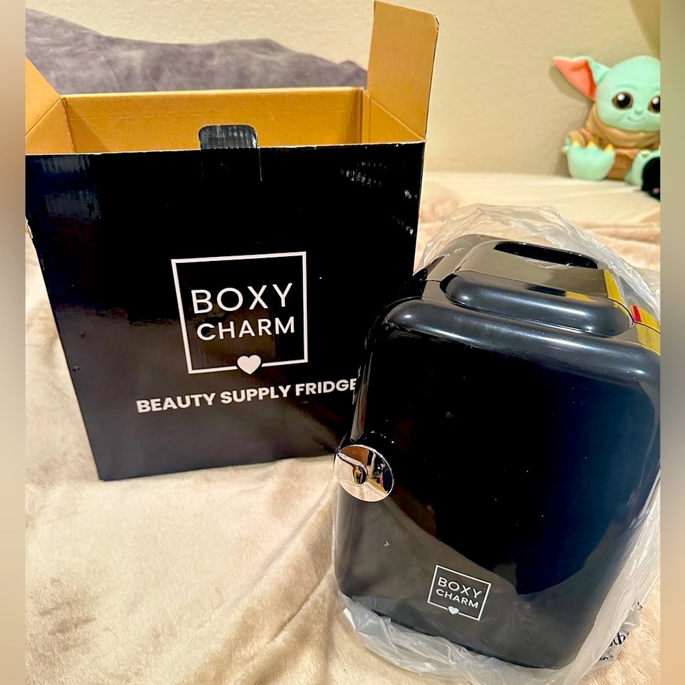 Boxycharm Mini Thermoelectric Cooler & Warmer Make Up Fridge, Black, Capacity 4L - Picture 3 of 16